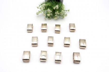 Conjunto de doze (12) argolas de guardanapo em prata lisa com frisos 